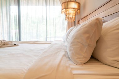 Beyaz yastık dekorasyonu yatak odasının iç tarafında.