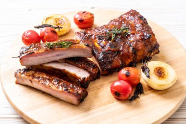 Izgara ve ızgara domuz pirzolası.