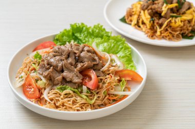 Beyaz tabakta domuz etli hazır şehriye salatası. Asya usulü.