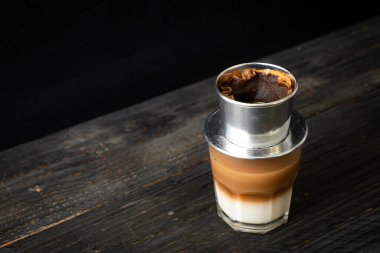 Vietnam tarzında damlayan sıcak sütlü kahve - Saigon veya Vietnam kahvesi