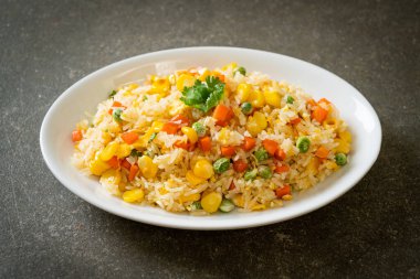 Karışık sebzeli ev yapımı pilav (havuç, yeşil bezelye, mısır) ve yumurta