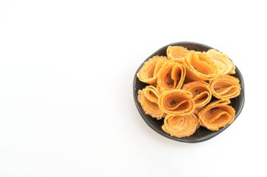 Çıtır hindistan cevizi rulosu (Asya atıştırması) beyaz arkaplanda izole edildi