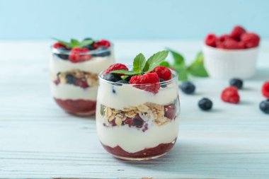 Ev yapımı ahududu ve yaban mersinli yoğurt ve granola. Sağlıklı yemek tarzı.