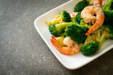 Karidesli kızarmış brokoli. Ev yapımı.