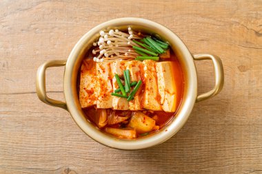 Yumuşak Tofulu Kimchi Çorbası veya Kore Kimchi Güveci - Kore Yemekleri Geleneksel Tarzı