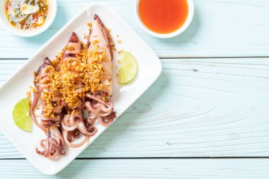 Sarımsaklı kızarmış kalamar - deniz ürünleri tarzı.