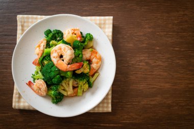 Karidesli kızarmış brokoli. Ev yapımı.