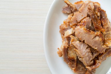 Izgara domuz boynu ya da Tayland baharatlı soslu kömür kaynayan domuz boynu.