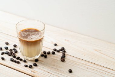 Kirli kahve bardağı, sıcak espresso ile kaplanmış soğuk süt.