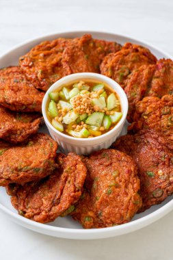 Kızarmış balık köftesi ya da kızarmış balık keki. Asya usulü.