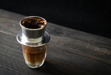 Vietnam tarzında damlayan sıcak sütlü kahve - Saigon veya Vietnam kahvesi