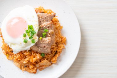 Kore usulü kızarmış yumurta ve domuz etli kimchi pilavı.