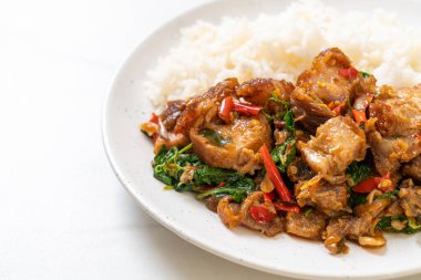 Kızarmış domuz eti ve pirinçli fesleğen Asya yerel sokak yemeği tarzı.