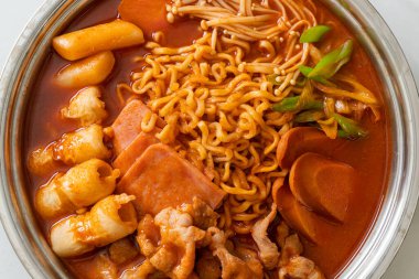 Budae Jjigae ya da Budaejjigae (ordu yahnisi ya da ordu üssü). Kimchi, konserve jambon, sosis, ramen eriştesi ve çok daha popüler Kore usulü sıcak yemek ile dolu.