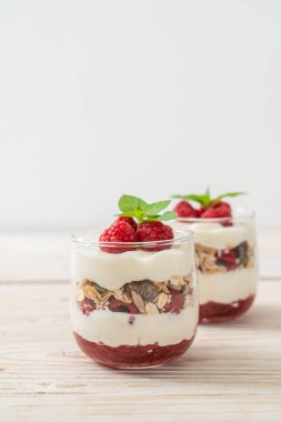 Tahıllı taze ahududu ve yoğurt.