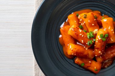 Baharatlı soslu Kore pirinç keki çubuğu (Tteokbokki) - Kore yemeği tarzı