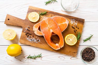 İçinde malzeme olan taze çiğ somon filetosu bifteği.