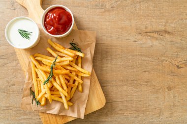 Patates kızartması ya da ekşi krema ve ketçaplı patates cipsi.