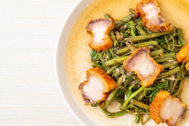 Kızarmış su mimozası ve tabakta domuz eti.