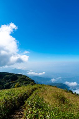 Tayland, Chiang Mai 'deki Kew Mae Pan Doğa Yolu' nda bulutlu ve mavi gökyüzü olan güzel bir dağ tabakası.