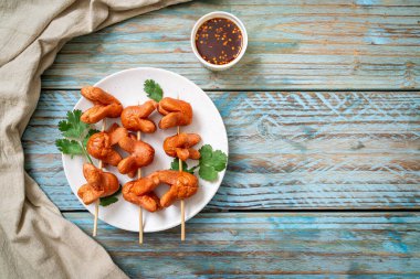 soslu kızarmış sosis şişi.