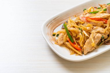 Zencefilli kızarmış tavuk. Asya usulü.