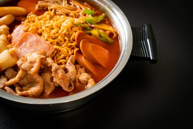 Budae Jjigae ya da Budaejjigae (ordu yahnisi ya da ordu üssü). Kimchi, konserve jambon, sosis, ramen eriştesi ve çok daha popüler Kore usulü sıcak yemek ile dolu.