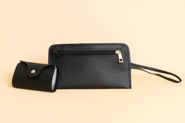 siyah deri el çantası ve siyah deri kart çantası.