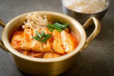 Yumuşak Tofulu Kimchi Çorbası veya Kore Kimchi Güveci - Kore Yemekleri Geleneksel Tarzı