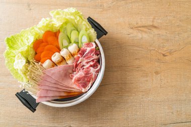 Sukiyaki ya da Shabu hot-pot siyah çorbası. Çiğ ve sebzeli. Japon yemeği tarzı.