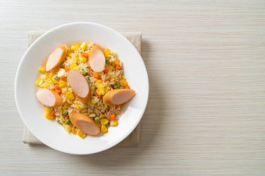 Sosisli pilav ve karışık sebze.