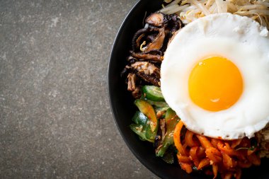 Bibimbap, Kore baharatlı salata pilav ve sahanda yumurta. Geleneksel Kore yemeği tarzı.