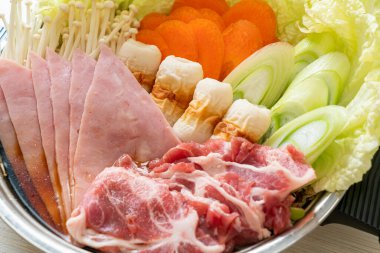 Sukiyaki ya da Shabu hot-pot siyah çorbası. Çiğ ve sebzeli. Japon yemeği tarzı.