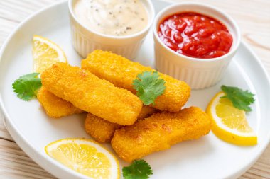 Kızarmış balık çubuğu ya da soslu patates kızartması.