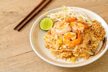 Karides ve lahanalı kızarmış şehriye ya da Pad Thai - Asya yemeği tarzı