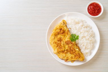 Pirinç ve ketçaplı omlet veya omlet.