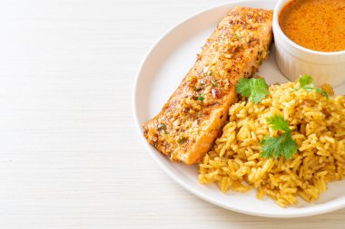 Tavada kurutulmuş somon tandırı ve masala pilavı - Müslüman yemeği tarzı.