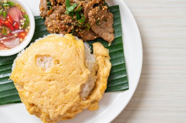 Kızarmış domuz eti ve baharatlı soslu yumurta, Asya usulü.