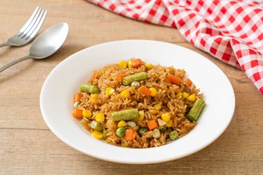 Yeşil bezelyeli kızarmış pirinç, havuç ve mısır - vejetaryen ve sağlıklı gıda tarzı