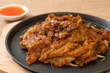 Kızarmış midyeli krep ya da midyeli omlet.