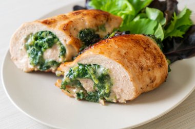 Peynir ve ıspanakla doldurulmuş fırında tavuk göğsü.