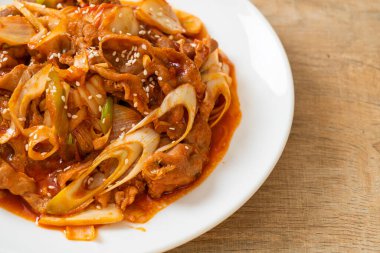 Kore usulü baharatlı ve kimchi soslu kızarmış domuz eti.