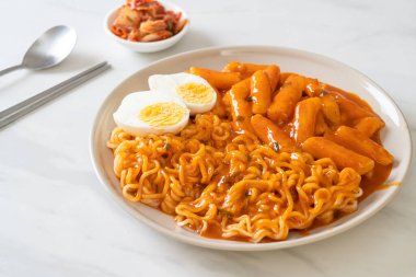 Baharatlı Kore soslu Ramen veya Kore hazır eriştesi ve Tteokbokki - Kore yemeği tarzı