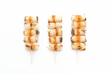 Izgara tüp şeklinde balık ezmeli kek şişi beyaz arka planda izole edilmiş.