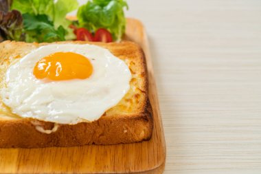 Peynirli ev yapımı ekmek ve kahvaltıda sebze salatasıyla birlikte kızarmış yumurta.