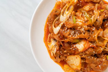 Kore usulü baharatlı ve kimchi soslu kızarmış domuz eti.