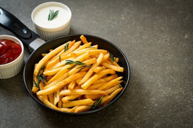 Patates kızartması ya da ekşi krema ve ketçaplı patates cipsi.