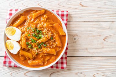 Kore hazır şehriyesi ve Kore baharatlı soslu Tteokbokki, Rabokki - Kore yemeği tarzı.