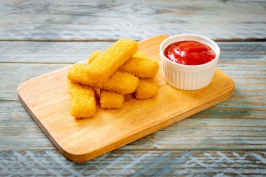 Kızarmış balık kroket ve ketçap.