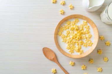 Kahvaltıda taze süt ve tahıl gevreği.